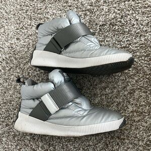 Sorel Out 'N About Puffy Lace Silver Metallic Ankle Boots, Size 6